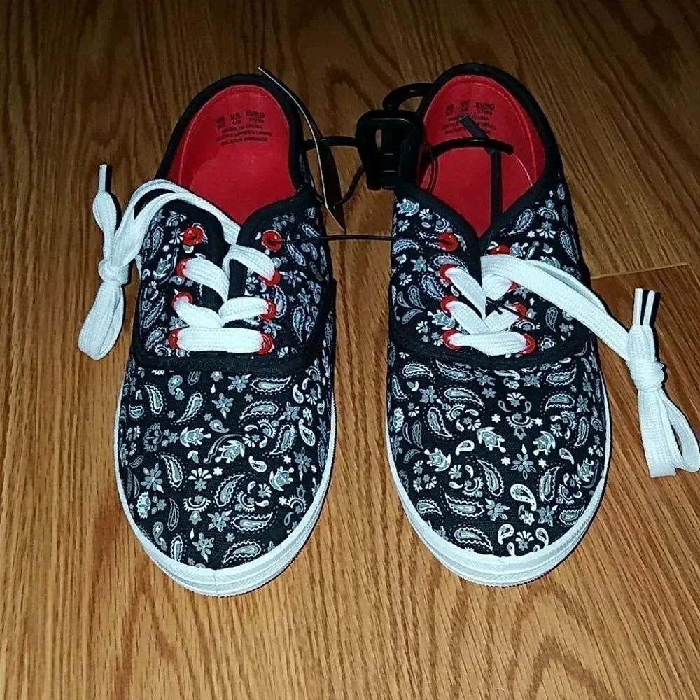 Black and white paisley tennis shoes Sz. 6/7 NWT